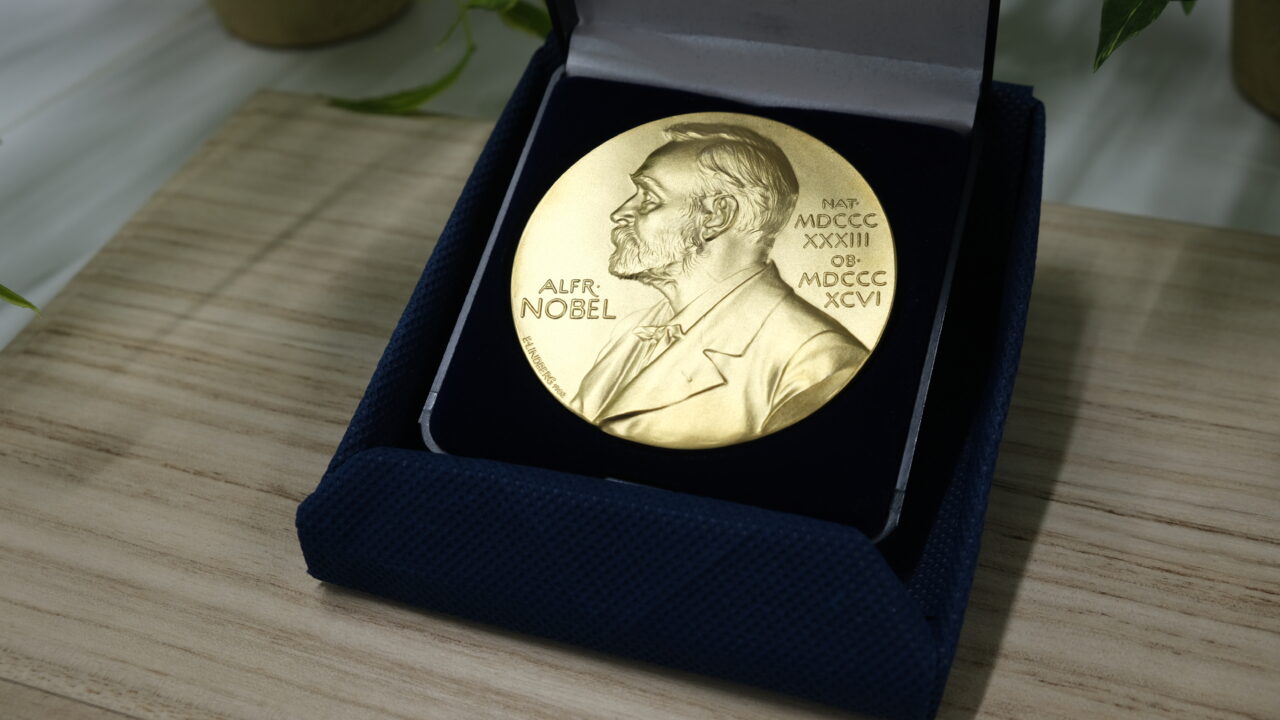 リスト特任教授がノーベル賞メダル公式レプリカを北大に寄贈しました